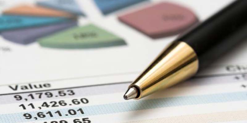 caneta sobre um papel de contas