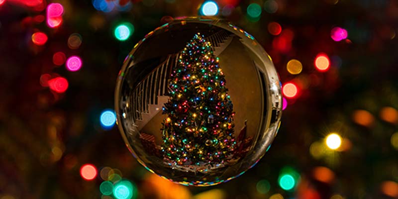 espelho refletindo as luzes de natal com algumas delas desfocadas