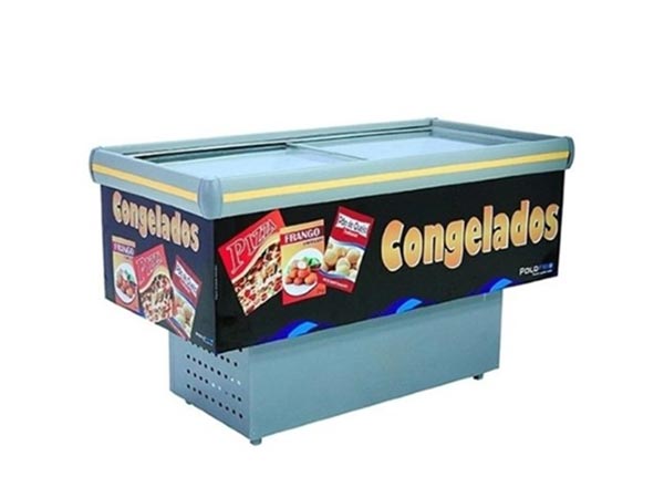 ilha para congelados com duas portas de vidro e envelopado dos lados com adesivos de congelados e alguns produtos