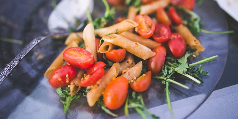 Salada de macarrão asiática