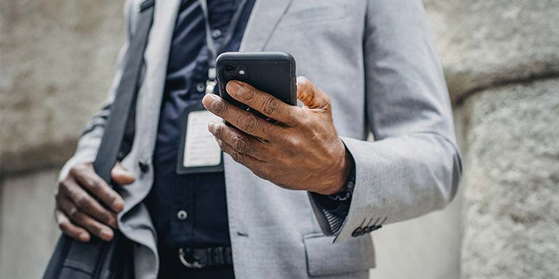 imagem de mão de pessoa segurando o celular enquanto lê mensagem