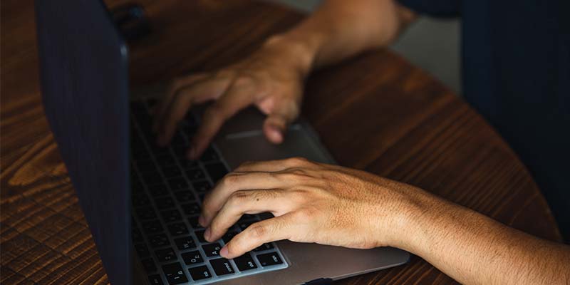 pessoa envia mensagem para cliente pelo computador