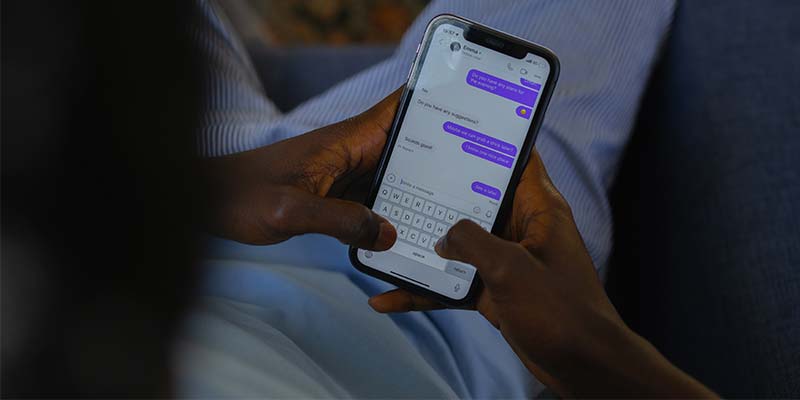 pessoa usa o celular para enviar mensagem e fidelizar os clientes