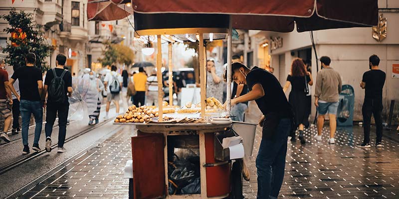 Menino trabalhando na rua como vendedor ambulante