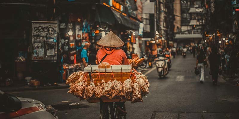 vendedor ambulante de amendoim em uma bicicleta