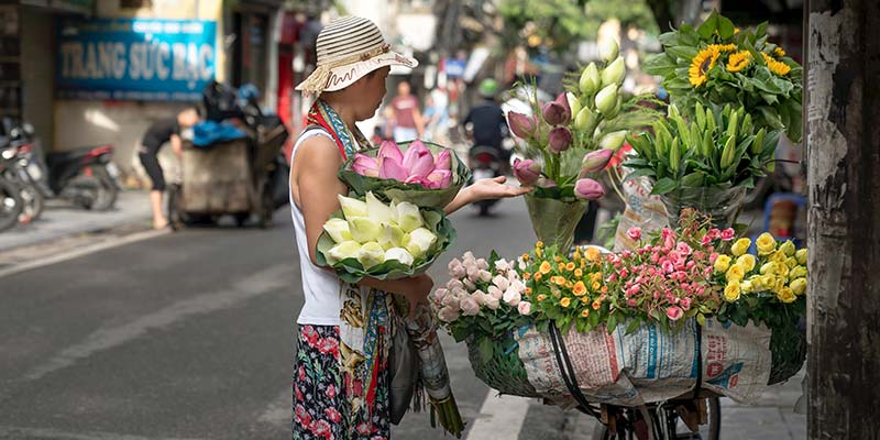 mulher vendendo flores