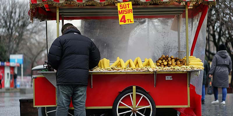 barraca de frutas com um cartaz de oferta