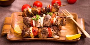 espetinho sobre tabua