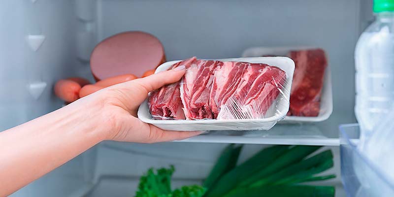 colocando carne no congelador