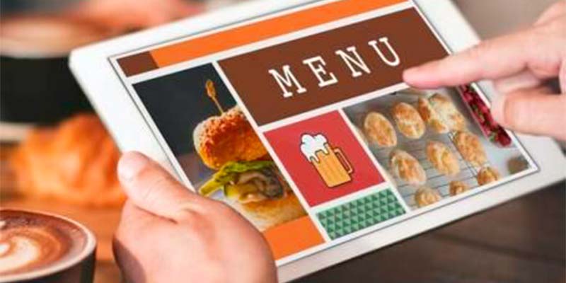 Mulher utilizando um tablet branco para visualizar o cardápio do restaurante