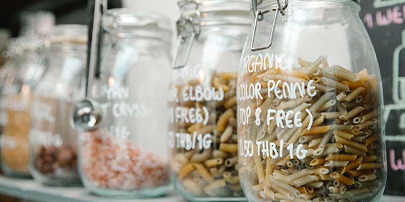 Potes de vidro com diferentes tipos de maccarão