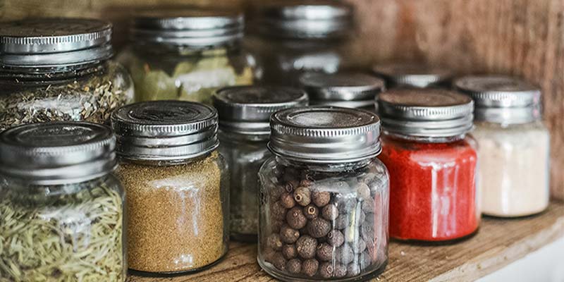 Potes de vidro com tampas de alumínio com diferentes tipos de temperos