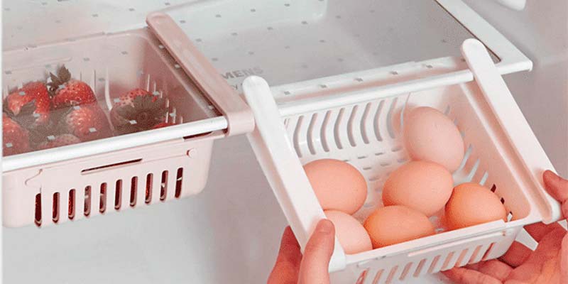 Pessoa retirando acessórios e suportes da geladeira