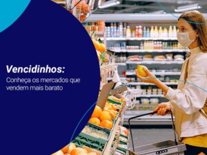 mulher com máscara escolhendo limões no mercado