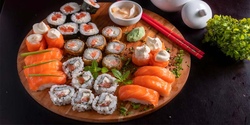 Prato de sushi com algumas peças de sushi