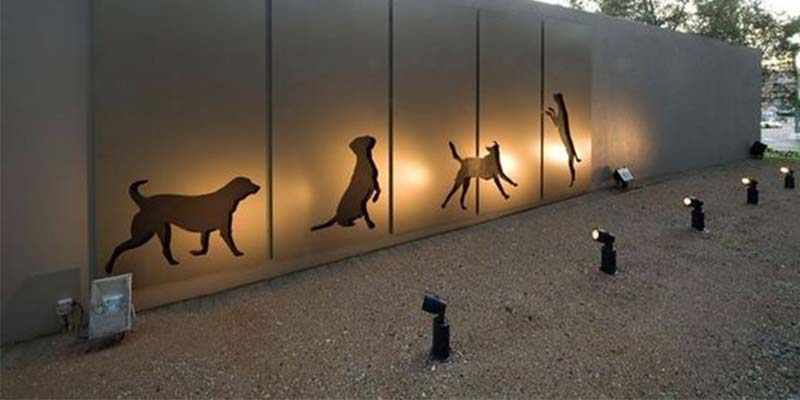 fachada externa de um petshop iluminada