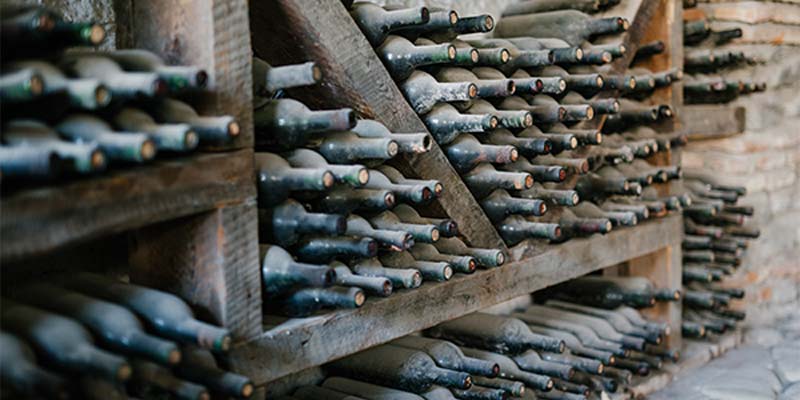 Varias garrafas de vinho armazendas em adega