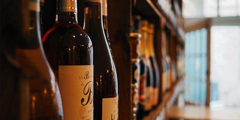 Pratileira com garrafas de vinho