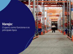 Homem segurando uma caixa em um depósito