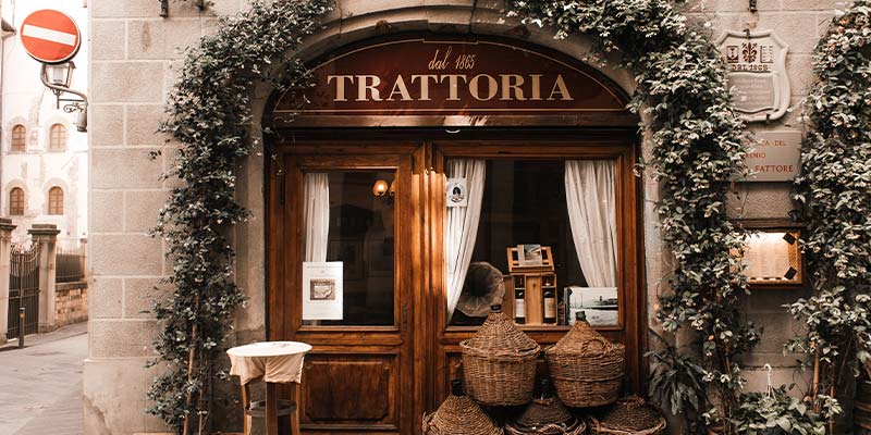 entrada de um restaurante com estética europeia 