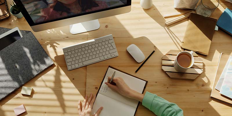 foto com um angulo de cima de uma mesa de trabalho