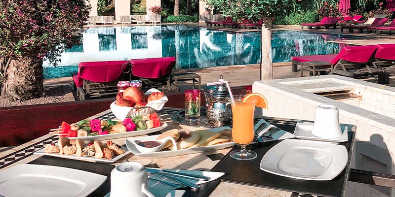 mesa de restaurante em frente a uma piscina