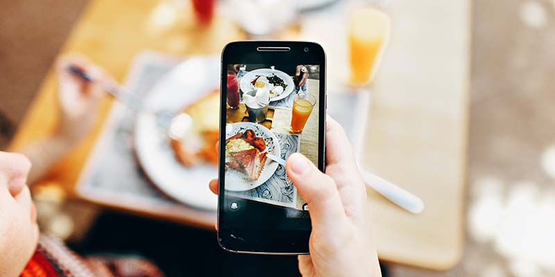 celular tirando foto de um prato de comida