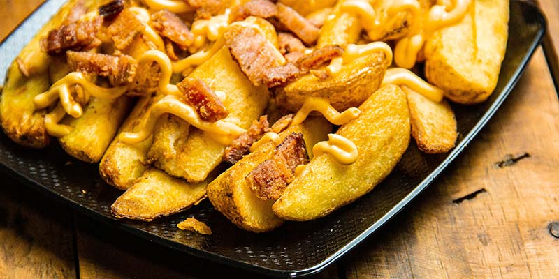 porção de batata com chedar e bacon