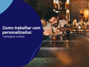 homem preparando um produto personalizado