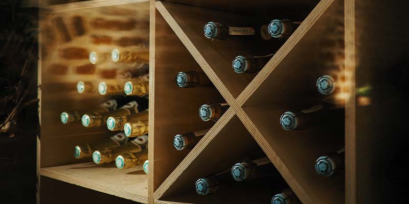 vinhos armazenados em uma adega de madeira