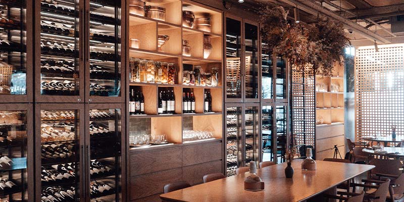 restaurante com adega de vinhos