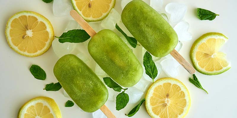 picolés de limão colocados sobre algumas pedras de gelo